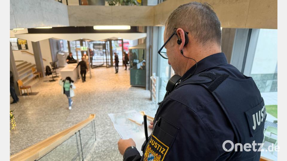 Für einen reibungslosen Ablauf am ersten Prozesstag sorgten die Mitarbeiter des Gerichts. Bild: Gabi Schönberger