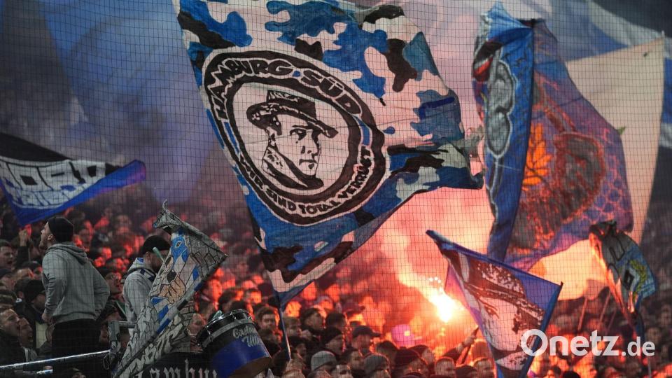 Das Abbrennen von Pyrotechnik in den Stadien ist den Innenministern ein Dorn im Auge. Bild: Marcus Brandt/dpa