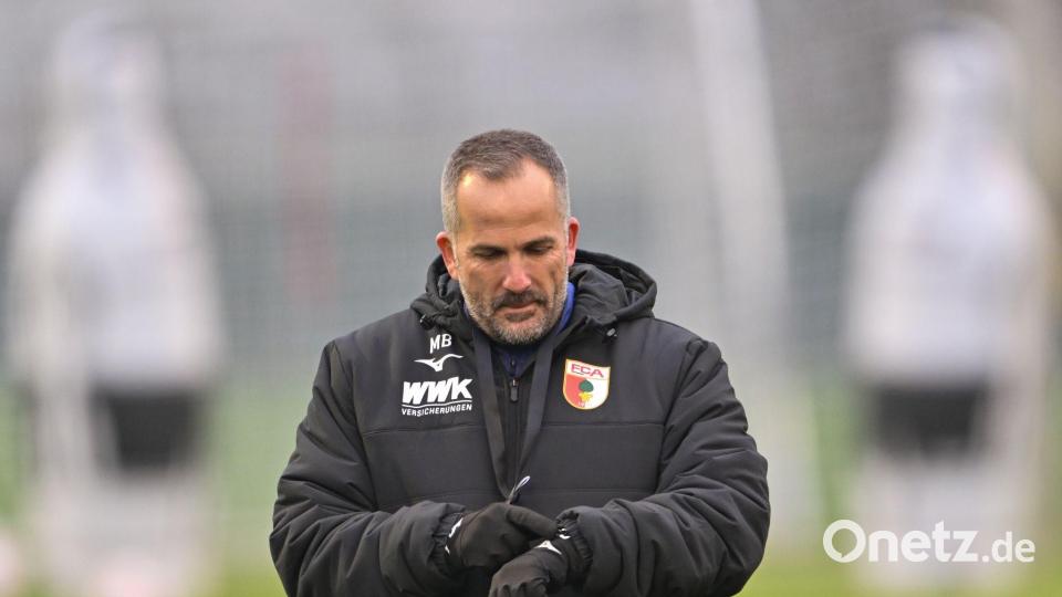 Es wird Zeit für den FC Augsburg um Interimstrainer Manuel Baum, in die Spur zu kommen. Bild: Peter Kneffel/dpa