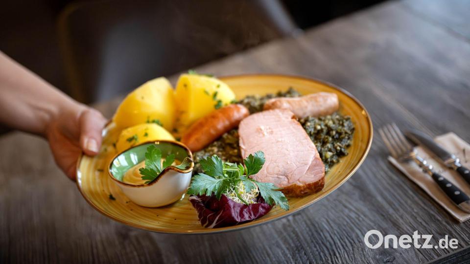 Kommen die Entlastungen auch auf den Teller? (Archivbild) Bild: Sina Schuldt/dpa