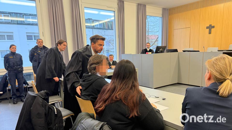 Neben seiner Verteidigung stehen dem Angeklagten zwei Dolmetscherinnen zu Seite. Bild: Gabi Schönberger