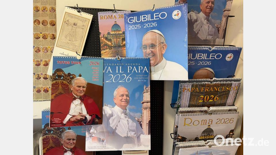 Selbst vom 2005 verstorbenen Papst Johannes Paul II. gibt es noch Kalender. Bild: Christoph Sator/dpa