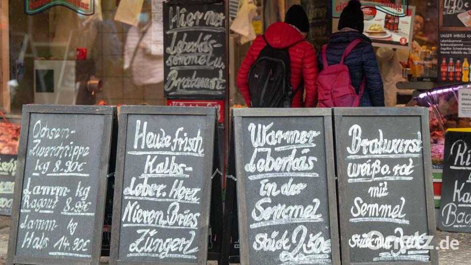 Wurst und Fleisch sind nur ein Teil des Angebotes, es gibt neben anderen Lebensmitteln auch Blumen und Kunsthandwerk. (Archivbild) Bild: Peter Kneffel/dpa