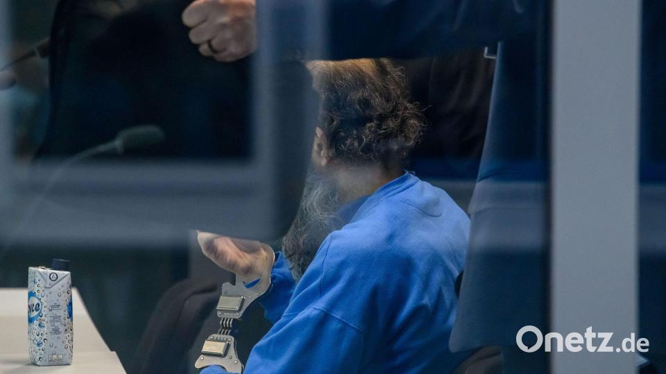 Der Angeklagte sitzt in einer Glaskabine im Verhandlungssaal. Bild: Klaus-Dietmar Gabbert/dpa