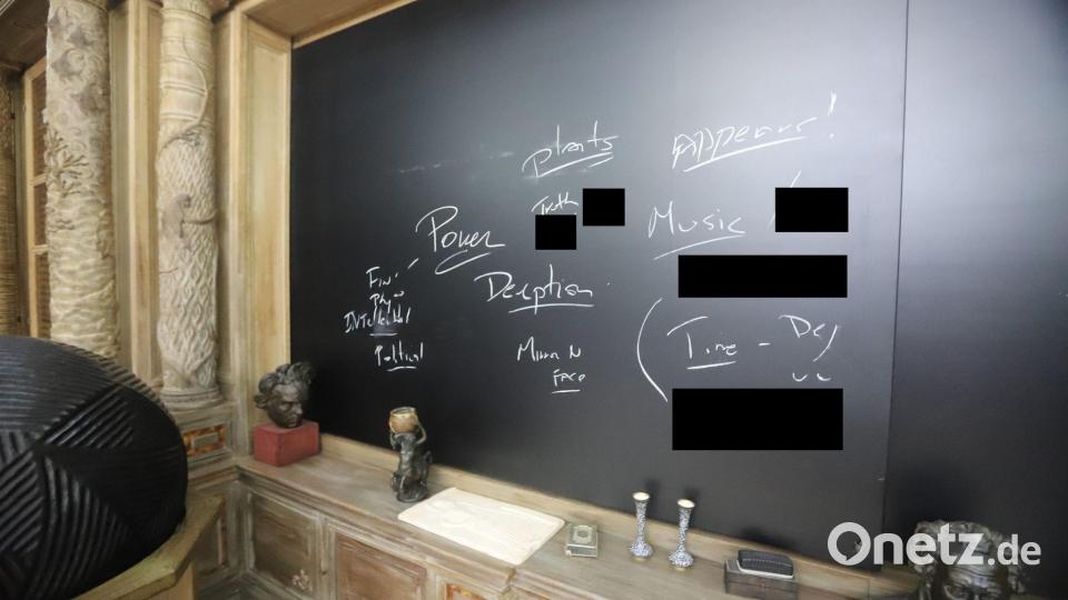 Auf einer Tafel sind die handgeschriebenen Worte „Macht“, „Täuschung“ und „Wahrheit“ zu lesen. Bild: --/House Oversight Comittee/dpa