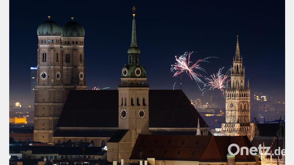 Als Ersatz für Böller und Feuerwerk plant die Stadt München eine Licht- und Lasershow auf der Silvestermeile. (Archivbild) Bild: Sven Hoppe/dpa