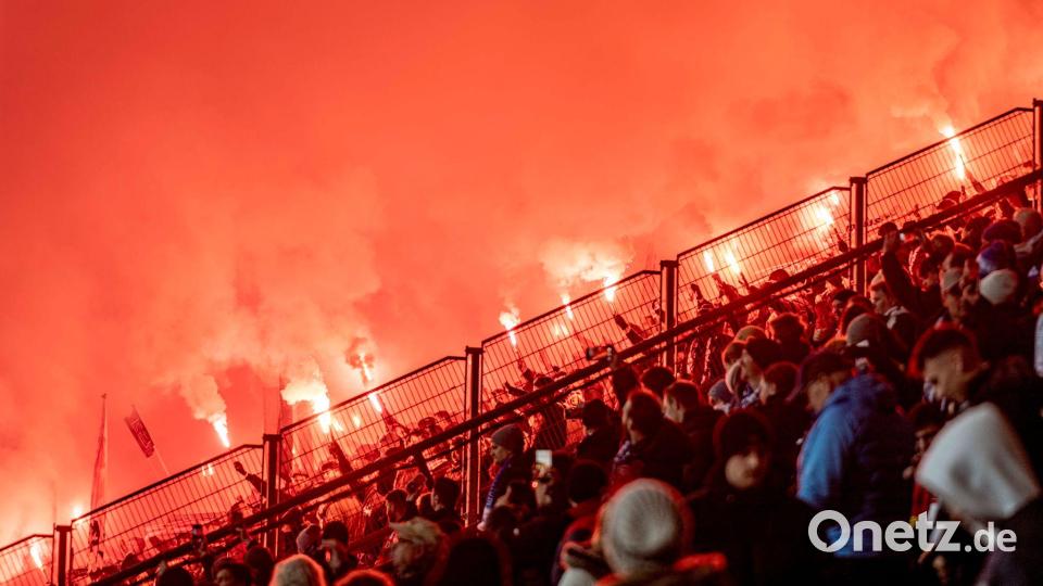 Stuttgarts Fans zünden Pyrotechnik beim DFB-Pokal-Spiel gegen den VfL Bochum. Bild: David Inderlied/dpa