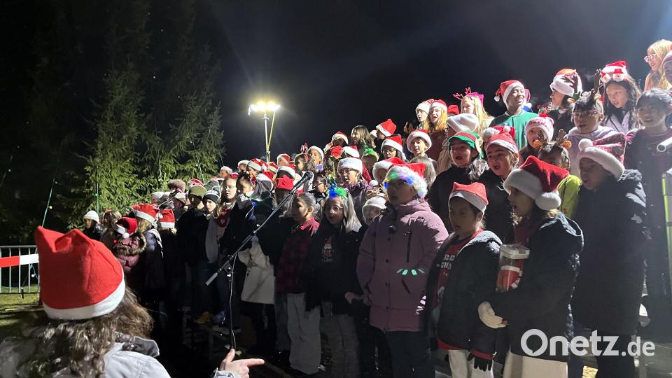 Mit Nikolausmützen sangen die Kinder der amerikanischen Netzaberg Middle School und des Gymnasiums Eschenbach Weihnachtslieder. Bild: mor