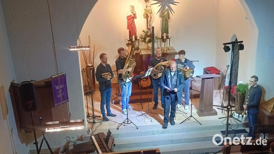 Pfarrer Heinrich Arwick dankte eingangs allen Mitwirkenden und allen Helfern im Hintergrund, die zum Gelingen des Konzerts beitragen. Das Bläserquintett des Musikzugs der Stadt Hirschau sorgte für einen gelungenen Einstieg in das 90-minütige Programm. Bild: Nicole Kunze