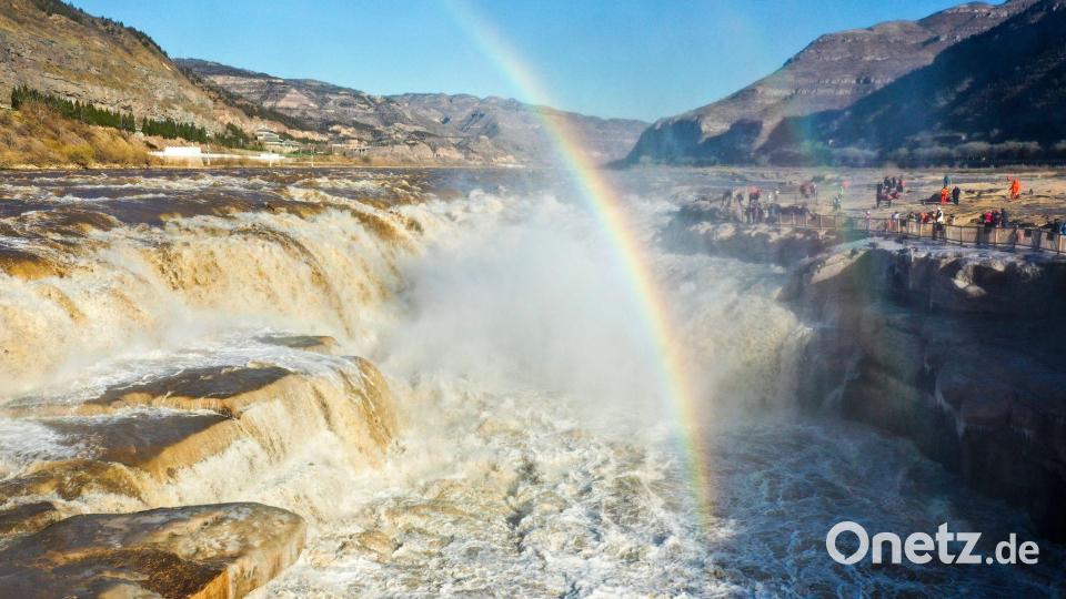 Ein doppelter Regenbogen leuchtet bunt über dem Hukou-Wasserfall im Kreis Jixian in der nordchinesischen Provinz Shanxi. Bild: Lyu Guiming/XinHua/dpa