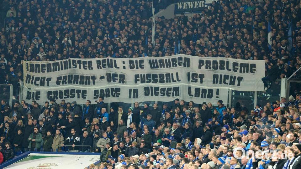 Seit Wochen mobilisieren Fußballfans in den Stadien gegen mögliche Verschärfungen der Regeln. (Archivfoto) Bild: Bernd Thissen/dpa