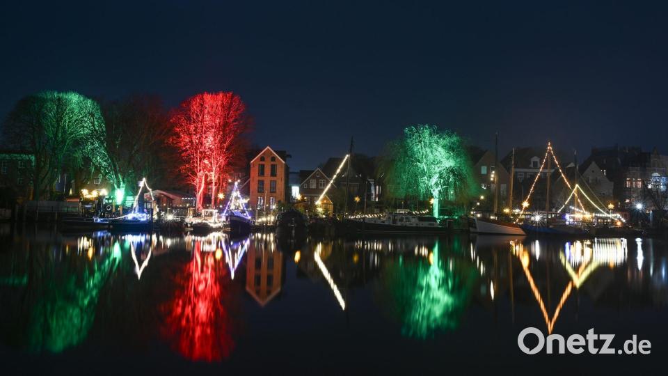 Advent an der Küste. Der Museumshafen in Leer ist weihnachtlich geschmückt und beleuchtet. Bild: Lars Penning/dpa
