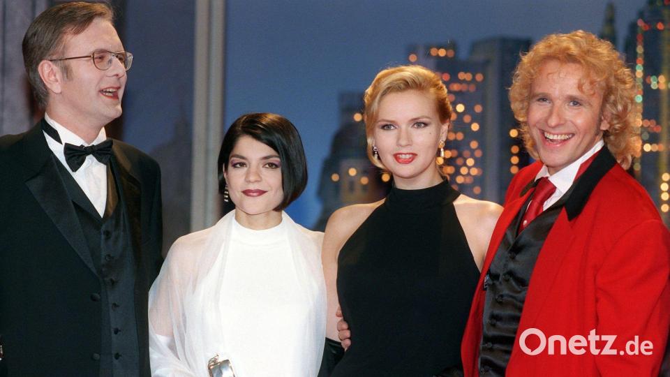 Harald Schmidt, Jasmin Tabatabai, Veronica Ferres und Thomas Gottschalk während der Dreharbeiten zum Film „Late Show“. Bild: Roland Scheidemann/dpa