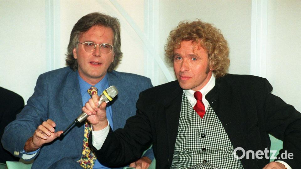 Harald Schmidt und Thomas Gottschalk 1996 bei einer Sat.1-Pressekonferenz. Bild: Peter Kneffel/dpa