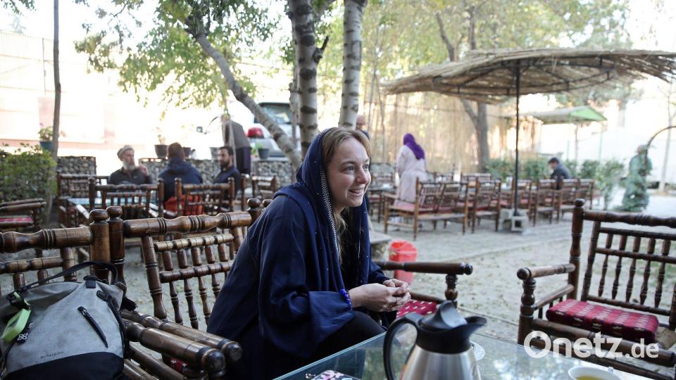 Die Britin Zoe Stephens führt Touristinnen durch Afghanistan. Bild: Sami Jan/dpa