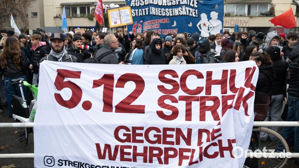 Rund 3000 Schüler und andere Menschen demonstrieren in Berlin-Kreuzberg gegen einen Wehrdienst. Bild: Markus Lenhardt/dpa