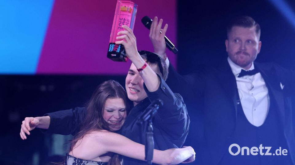 Die Krone für den besten Partysong teilt Ikkimel mit Filow. Macht nichts, es ist Krone Nummer 2. Bild: Friso Gentsch/dpa