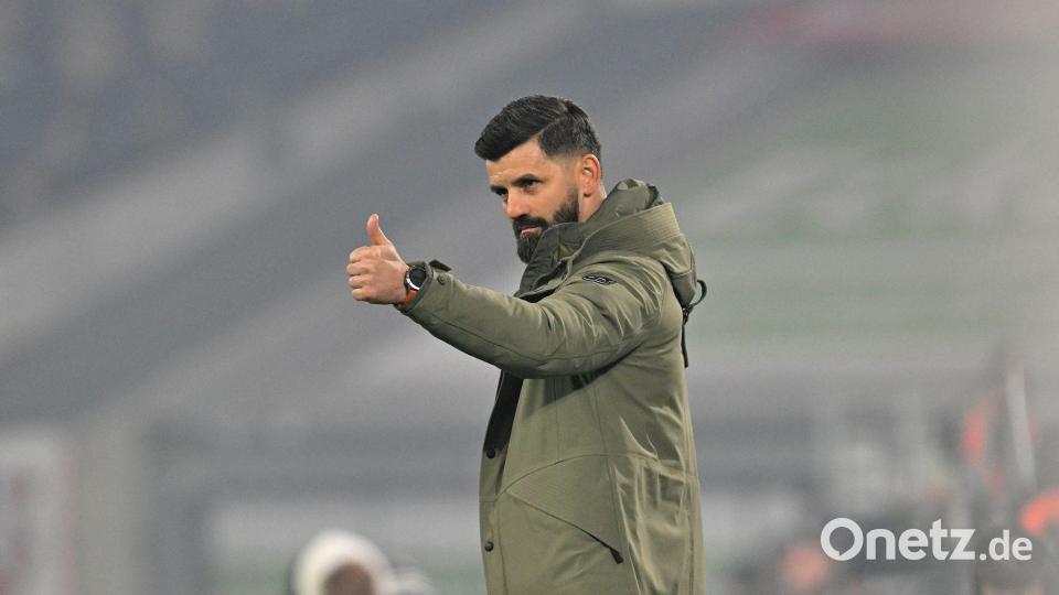 Trainer Miron Muslic bleibt mit Schalke erfolgreich. Bild: Anke Waelischmiller/dpa