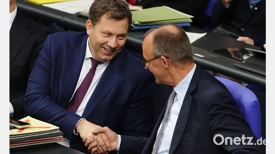 Finanzminister Klingbeil und Bundeskanzler Merz haben Grund zur Freude. Der Bundestag hat das Rentengesetz mit absoluter Mehrheit verabschiedet. Bild: Kay Nietfeld/dpa