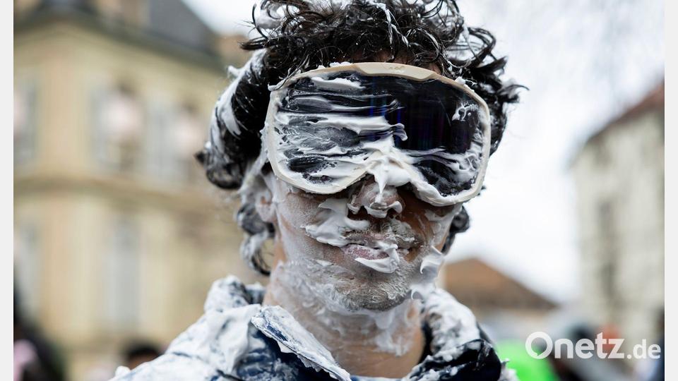Ein Teilnehmer ist beim &quot;Picoulet&quot; in Genf verkleidet und voller Rasierschaum. Bei dem traditionellen bunten Umzug mit Musik kommt es oft zu wahren Schaumschlachten. Bild: Salvatore Di Nolfi/KEYSTONE/dpa