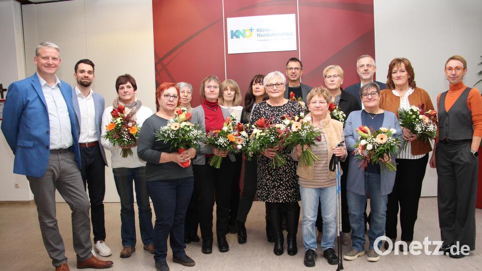 Die Kliniken Nordoberpfalz AG verabschiedete zwölf Mitarbeiterinnen und Mitarbeiter in den Ruhestand. Bild: Friedrich Peterhans