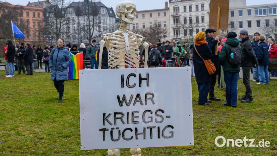 In Cottbus demonstrieren Menschen gegen den Wehrdienst. Bild: Patrick Pleul/dpa
