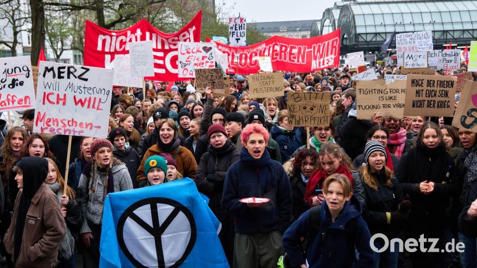 Anlässlich von bundesweiten Demonstrationen gegen einen Wehrdienst protestieren in Hamburg zahlreiche Menschen. Bild: Marcus Golejewski/dpa