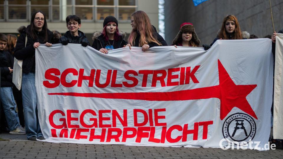 Bundestag billigt Wehrdienstgesetz, junge Menschen protestieren dagegen Bild: Rolf Vennenbernd/dpa