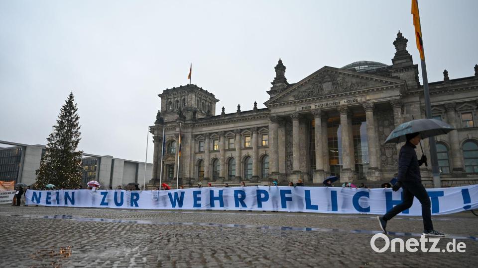 Bundestag billigt Wehrdienstgesetz, junge Menschen protestieren dagegen Bild: Christophe Gateau/dpa