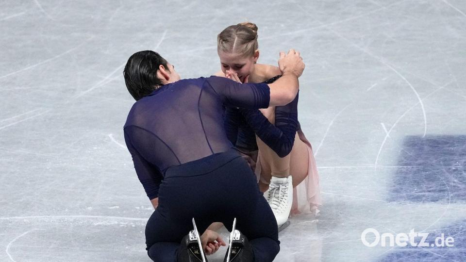 Zeigten sich nach einer fabelhaften Kür überwältigt: Minerva Hase und Nikita Volodin. Bild: Hiro Komae/AP/dpa