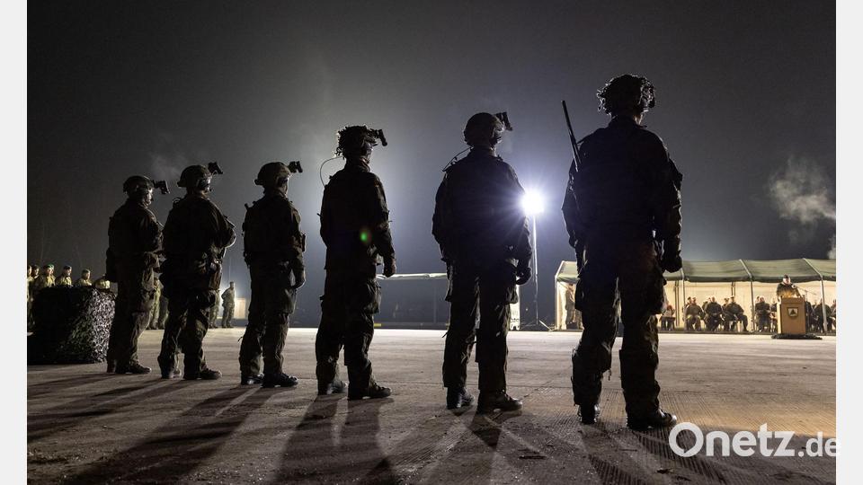 Martialisch: Soldaten eines Panzergrenadierbataillons der Bundeswehr stehen während der offiziellen Übergabe des neuen Sturmgewehrs G95 auf dem Truppenübungsplatz Grafenwöhr. Bild: Daniel Karmann/dpa