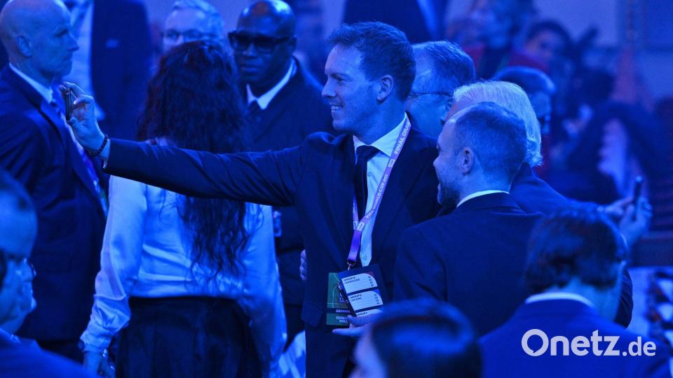 Julian Nagelsmann unterhält sich im Saal bei der WM-Auslosung. Bild: Mandel Ngan/POOL AFP/AP/dpa