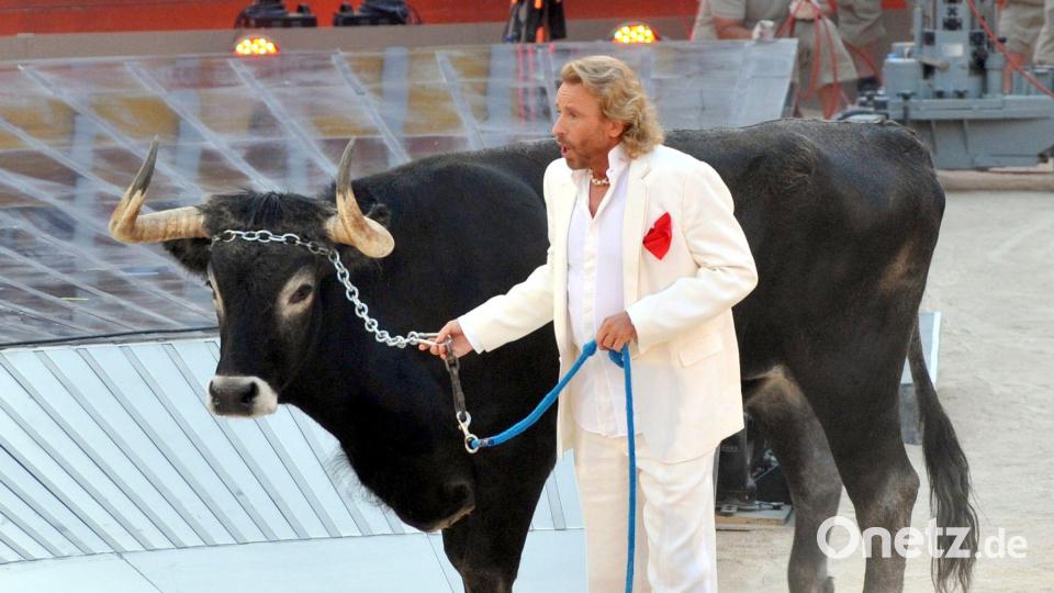 Gottschalk 2009 bei einer Mallorca-Ausgabe von „Wetten, dass..?“ mit einem Stier. Bild: Patrick Seeger/dpa