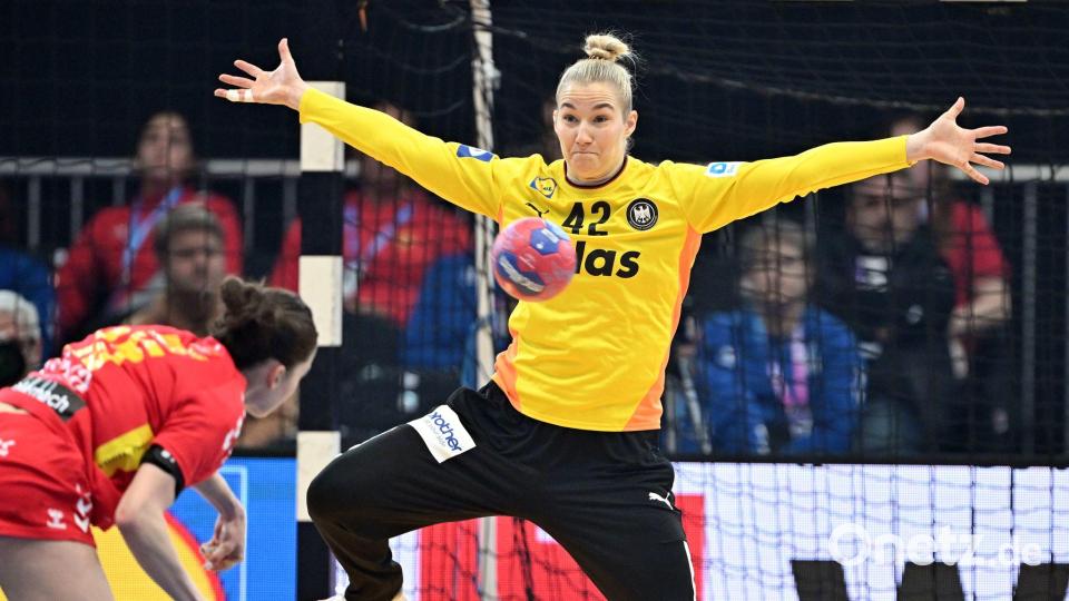 Elf Paraden und drei Treffer gegen Montenegro: Torhüterin Katharina Filter. Bild: Federico Gambarini/dpa