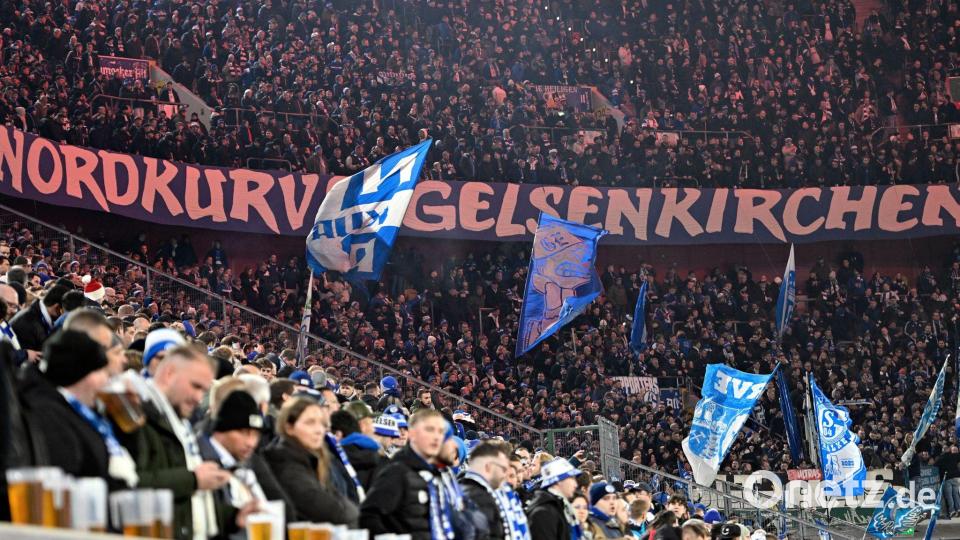 Fast 20.000 Schalke-Fans waren in der Düsseldorfer Arena. Bild: Anke Waelischmiller/dpa