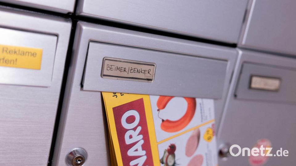 Auf die Briefkastenanlage ist Weber besonders stolz. Bild: Rolf Vennenbernd/dpa