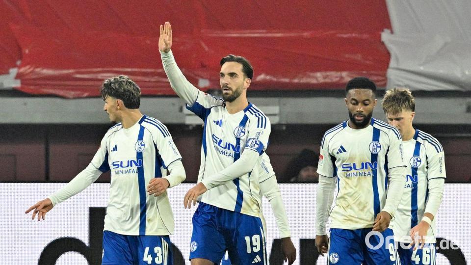 Trifft in seinem 100. Pflichtspiel für Schalke: Kenan Karaman (M). Bild: Anke Waelischmiller/dpa