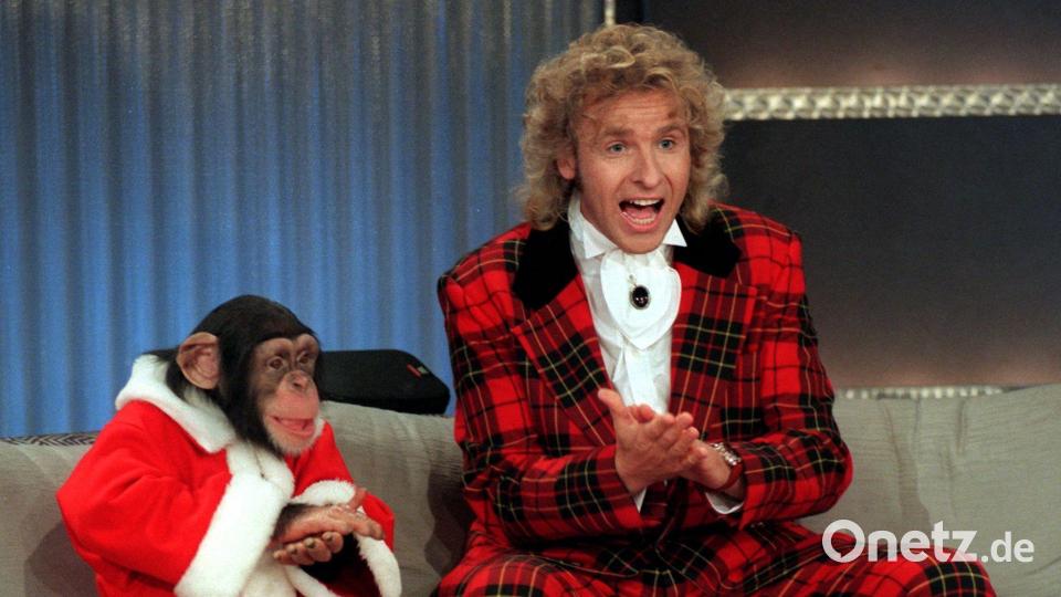 Der Schimpanse Charly 1996 auf der Couch neben Thomas Gottschalk. Bild: Holger Hollemann/dpa