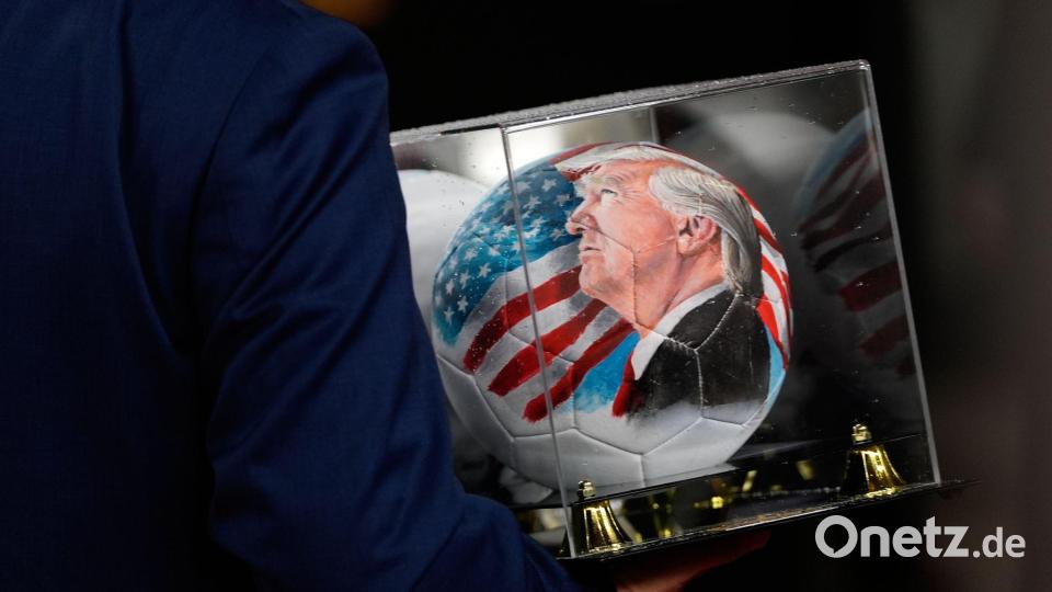 Vor der Auslosung ist auch ein Ball mit dem Gesicht von Trump zu sehen. Bild: Julia Demaree Nikhinson/AP/dpa