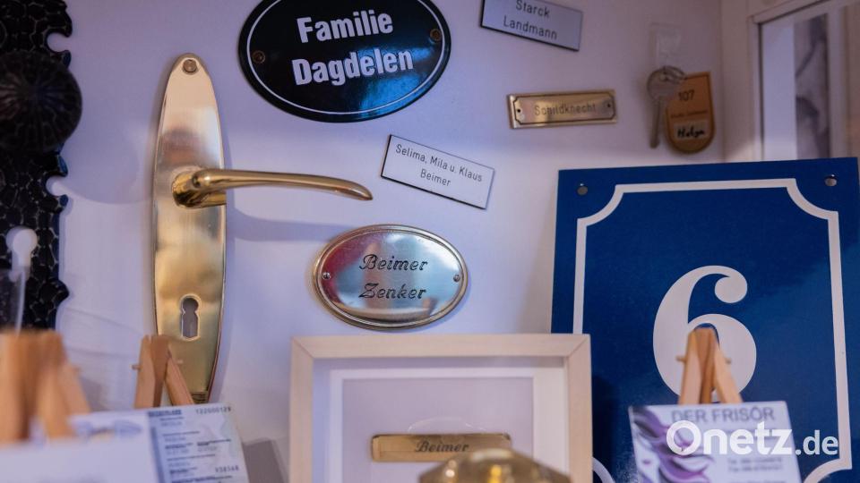 Zu Webers Schätzen gehören unter anderem Türklinken, Visitenkarten und eine Hausnummer. Bild: Rolf Vennenbernd/dpa