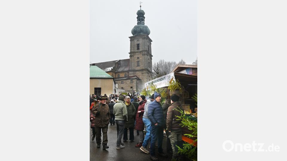 Ungebremst war der Besucherandrang beim Forstlichen Weihnachtsmarkt. Bild: gf