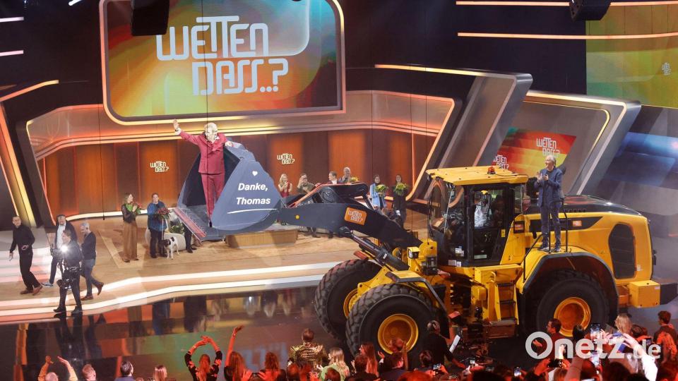 Mit einem Bagger feierte Gottschalk 2023 seinen wohl finalen Abschied als Moderator von „Wetten, dass..?“. Bild: Philipp von Ditfurth/dpa