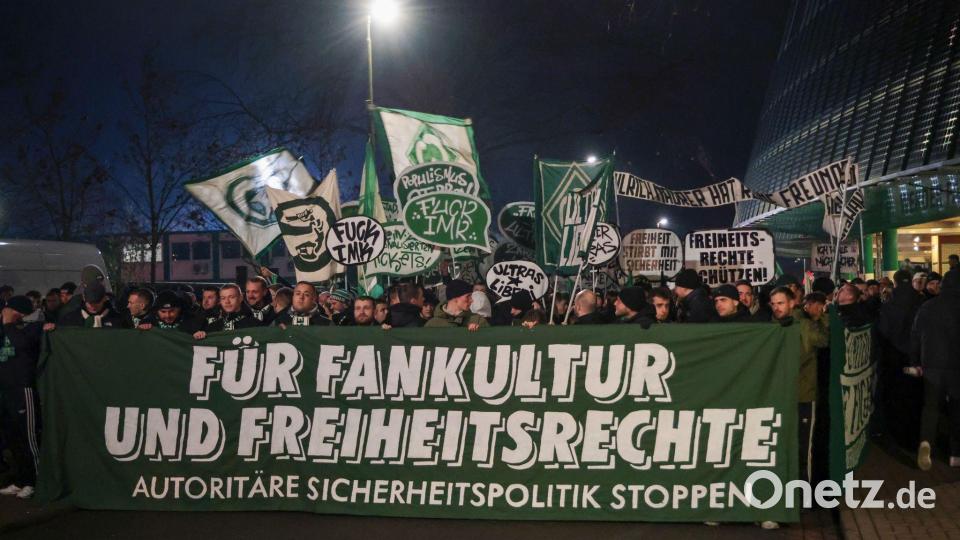 Zum Start der Innenministerkonferenz protestierten Fußballfans gegen die Verschärfung von Sicherheitsmaßnahmen in Fußballstadien. Bild: Focke Strangmann/dpa
