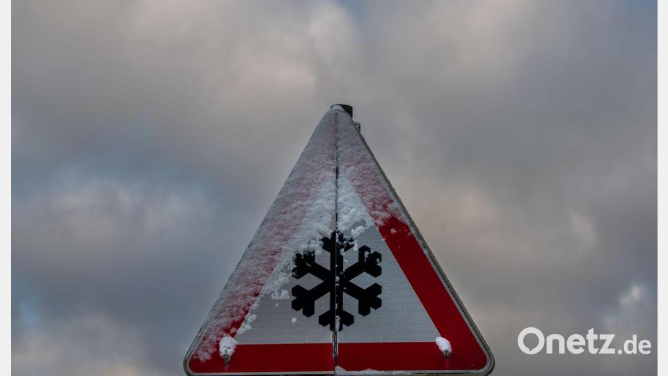 Frost, Glätte, Schnee: Der Winter meldet sich zurück. (Illustration) Bild: Stefan Puchner/dpa
