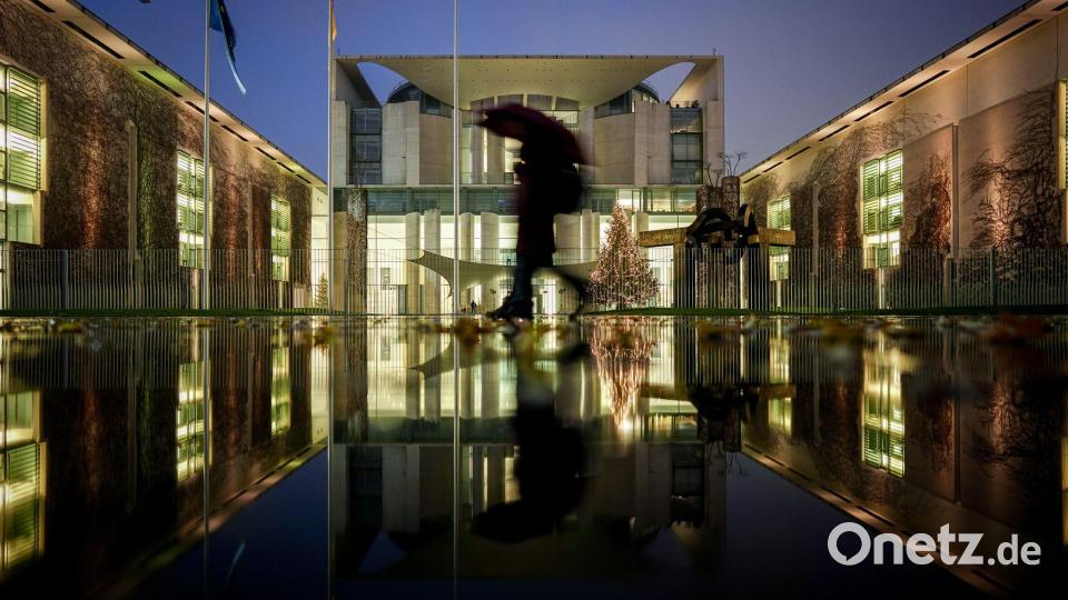 Vom Regen in die Traufe? Vor der Abstimmung über das Rentenpaket regnet es im Berliner Regierungsviertel. Bild: Kay Nietfeld/dpa