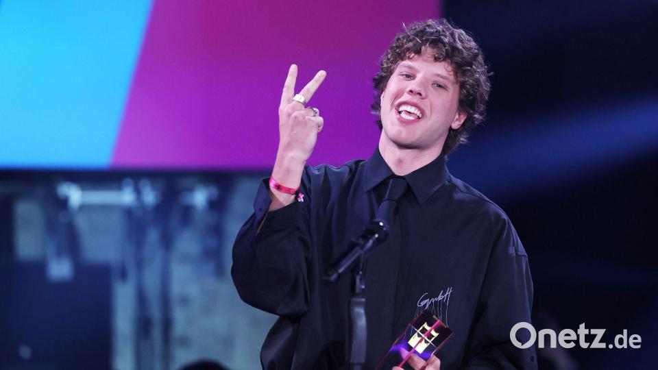 Er glaubt es selbst kaum: Sänger Zartmann hat gleich zwei Kronen gewonnen. Bild: Friso Gentsch/dpa