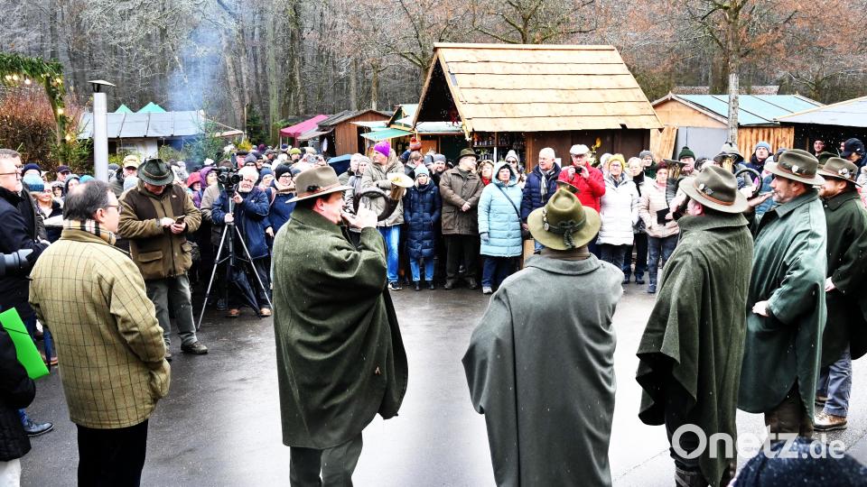 Dicht drängen sich die Besucher des Forstlichen Weihnachtsmarktes, als die Amberger Jagdhornbläser mit Jagdsignalen den Weihnachtsbasar eröffnen. Bild: gf