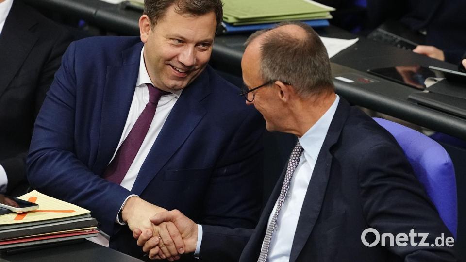 Es ist noch einmal gut gegangen: Klingbeil und Merz atmen auf. Bild: Kay Nietfeld/dpa