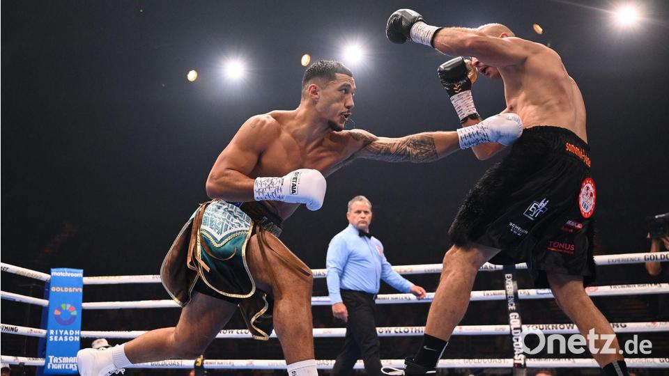 Der Australier Jai Opetaia schlägt hart zu gegen den Deutschen Hüseyin Cinkara. Bild: Zain Mohammed/AAP/dpa