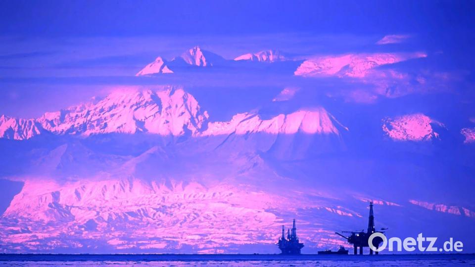 Bohrinseln liegen in Alaska vor abendliche Alpenglühen. Bild: Al Grillo/ZUMA Press Wire/dpa